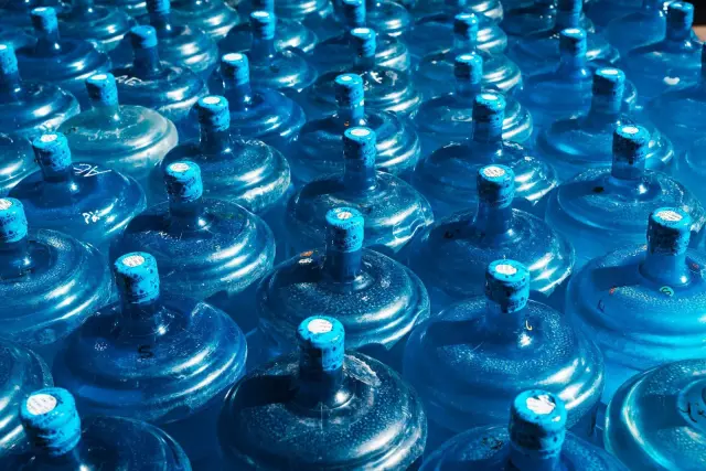 Police traffic unit delivers clean water by tanker to Kampung Tanggo