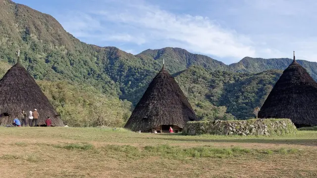 Flores travel report lists five destinations and reminds visitors about Komodo entry rules